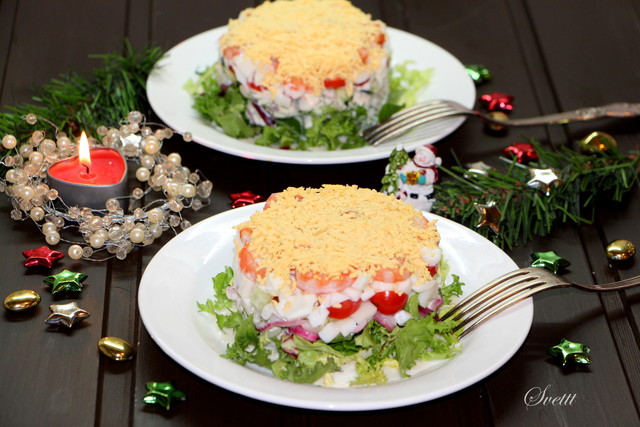Фото к рецепту: Салат с кальмаром, маринованным луком и овощами вдохновение 