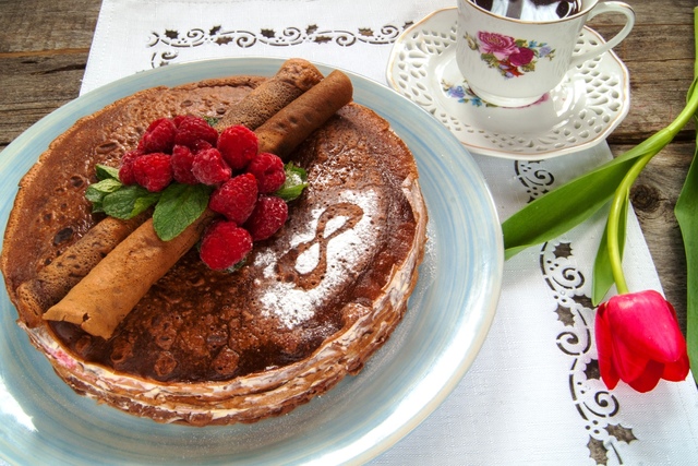 Фото к рецепту: Шоколадный блинный торт с малиной