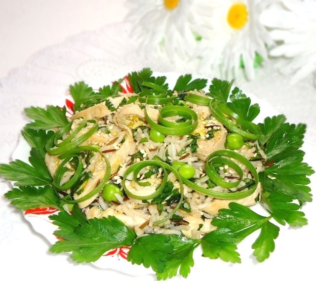 Фото к рецепту: Куриный салат с рисом и зелёным горошком