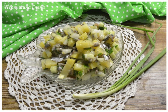 Фото к рецепту: Салат сезон хамсы с оливками 