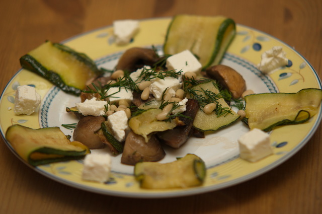 Фото к рецепту: Теплый салат из кабачков для легкого летнего ужина