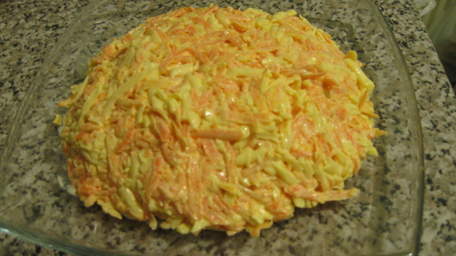 Фото к рецепту: Морковно-сырный салат вариант
