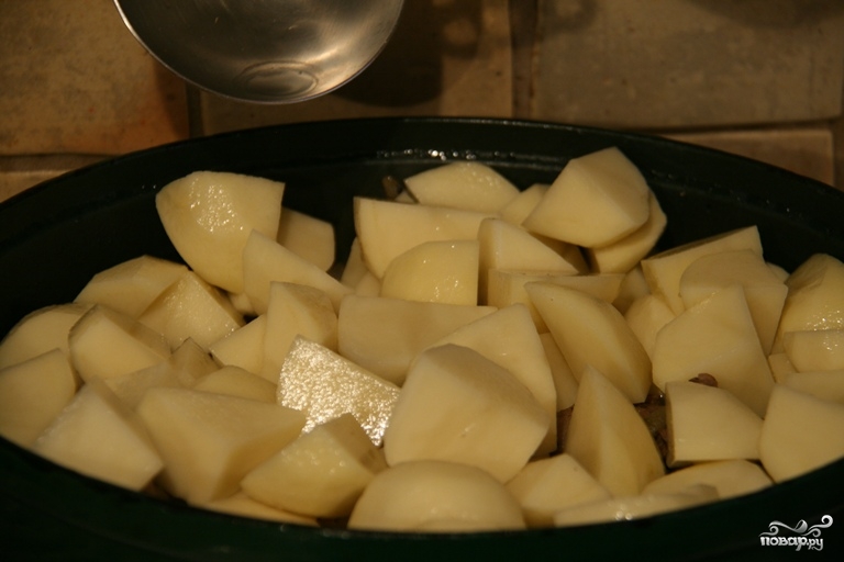 Картошка с мясом в чугунке в духовке - фото шаг 8