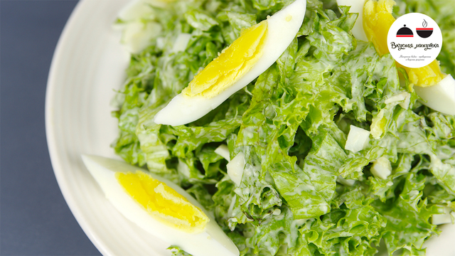 Фото к рецепту: Зеленый салатик практически из ничего. пока не попробуешь, не поверишь, что это таак вкусно!