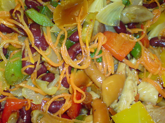 Фото к рецепту: Салат с грибами,фасолью и обжаренными овощами