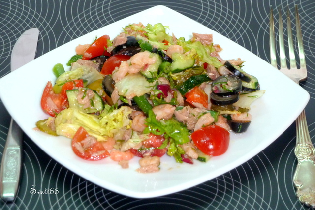 Фото к рецепту: Салат с тунцом и креветками вечерний милан 