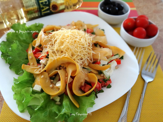 Фото к рецепту: Салат из маринованной тыквы с овощами, сырами и орехами