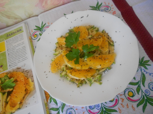 Фото к рецепту: Салат из кабачка с апельсином