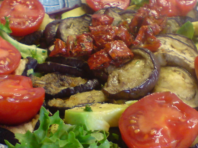 Фото к рецепту: Салат из запечённых с чесноком баклажанов и авокадо