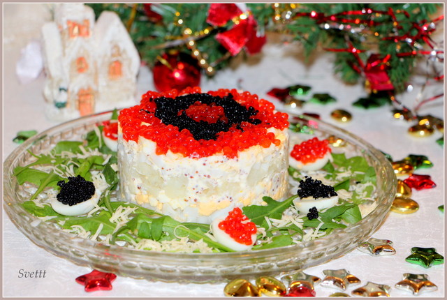 Фото к рецепту: Салат с кальмарами празднично-новогодний 