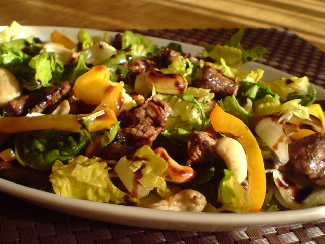 Фото к рецепту: Салат настроение //из телятины и жёлтых перцев