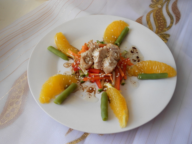 Фото к рецепту: Салат с курицей на подушке из овощей