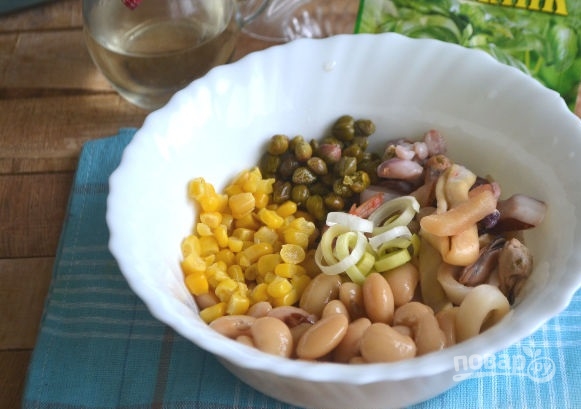 Салат из морепродуктов с фасолью, кукурузой и каперсами - фото шаг 5