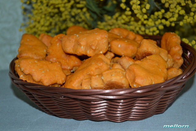Фото к рецепту: Печенье томатное с кунжутом