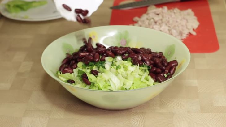 Рецепт овощного салата с курицей и фасолью