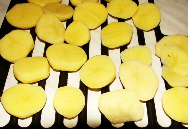 Молодая картошка, запеченная в духовке с салом - фото шаг 1