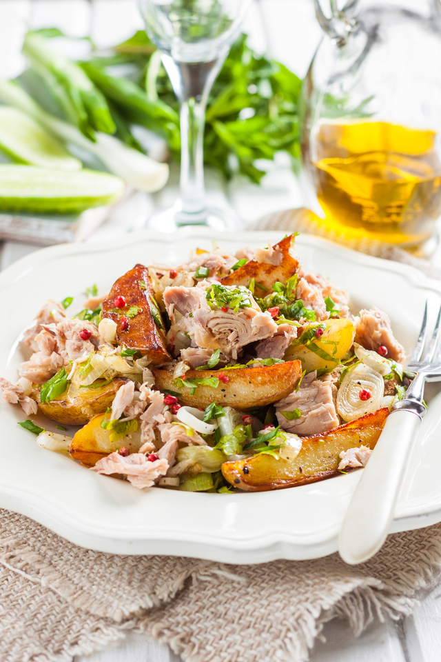 Фото к рецепту: Салат из картофеля и тунца с луком и петрушкой
