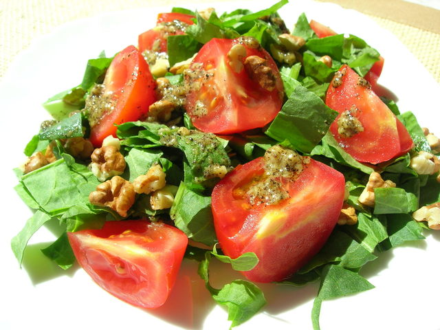 Фото к рецепту: Салат с щавелем и томатами (без майонеза)