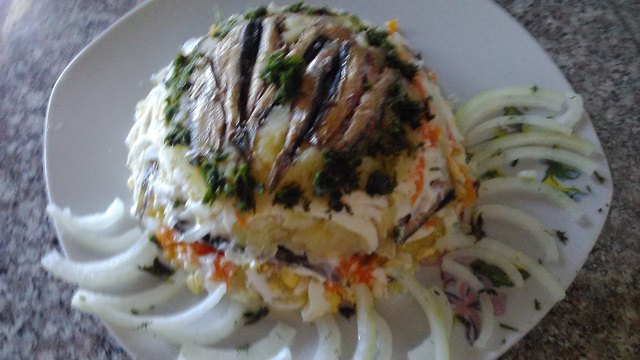 Фото к рецепту: Слоеный салат со шпротами.салат шпроты на снегу 