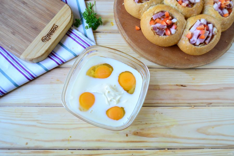 Сырные булочки с яйцом и беконом - фото шаг 5