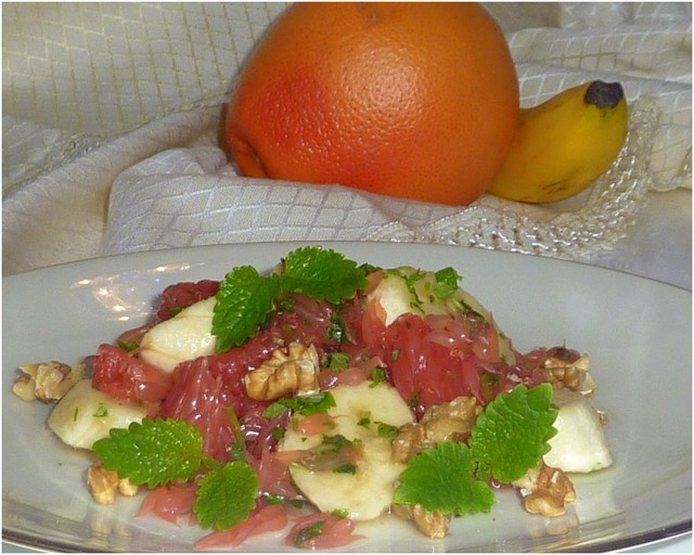 Фото к рецепту: Салат с грейпфрутом за 5 минут ...