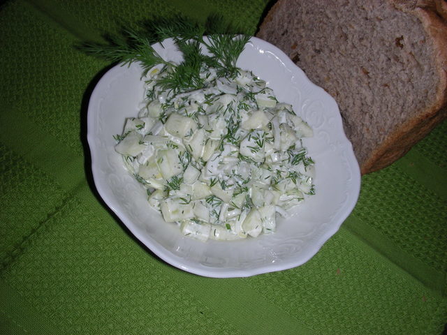 Фото к рецепту: Остренький салат из свежих огурчиков