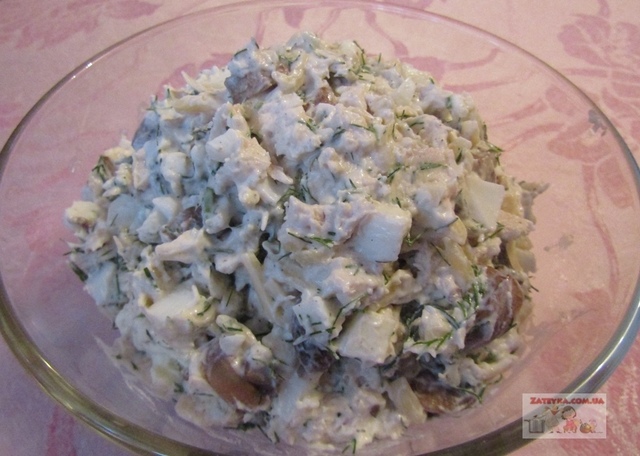 Фото к рецепту: Салат с курицей, грибами и сыром 