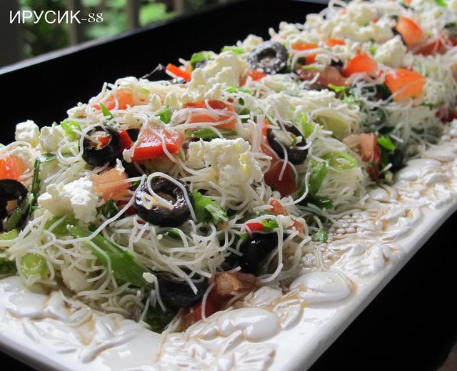 Фото к рецепту: Салат в греческом стиле из рисовой лапши с овощами.