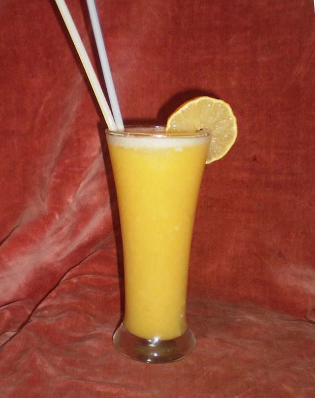 Фото к рецепту: Коктейль: банан, мед, апельсиновый сок