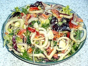 Фото к рецепту: Салат с кальмарами и перепелиными яйцами