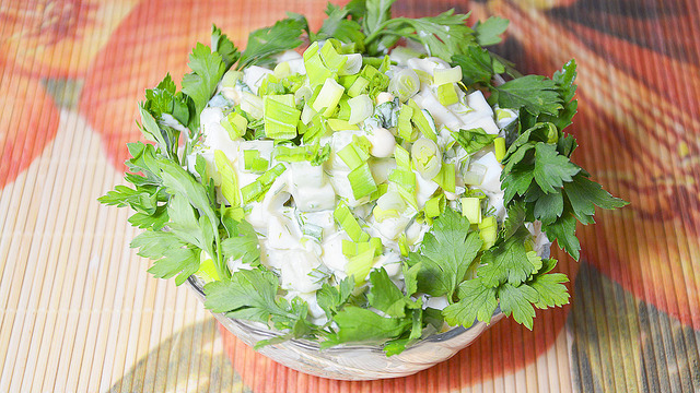 Фото к рецепту: Салат из зеленого лука с яйцом и огурцом