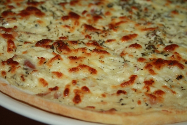 Фото к рецепту: Пицца бьянка с беконом и морепродуктами