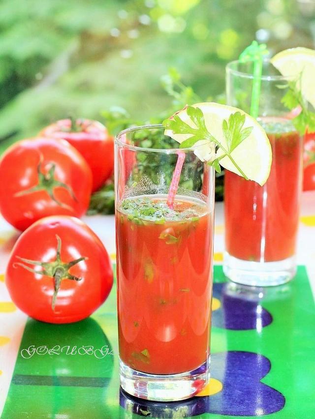 Фото к рецепту: Освежающий томатный коктейль с петрушкой