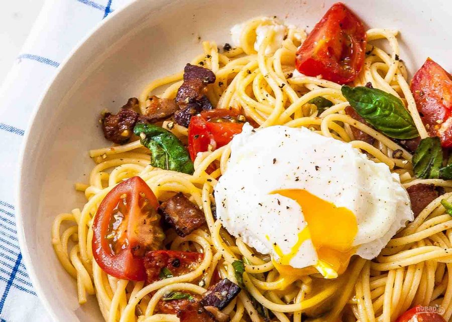 Спагетти с беконом, томатами и яйцом-пашот - фото шаг 5