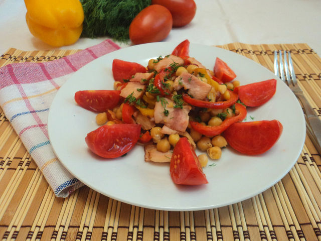 Фото к рецепту: Теплый салат с нутом, беконом и помидорами.