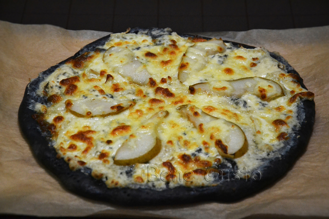 Фото к рецепту: Черная пицца с сыром и грушей
