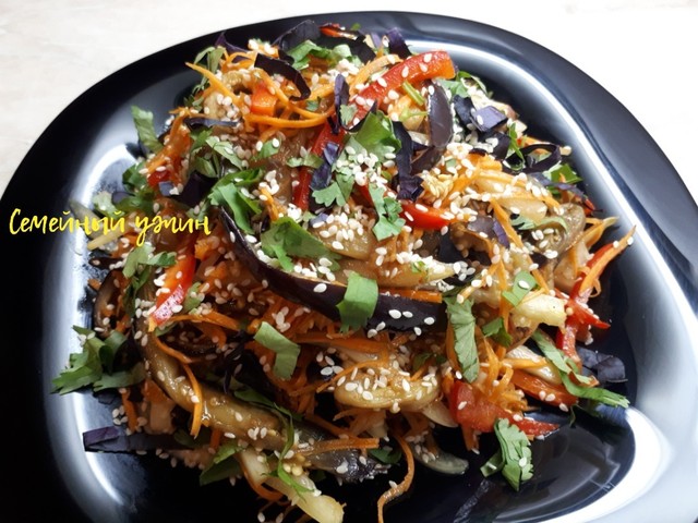 Фото к рецепту: Салат из баклажанов по - корейски