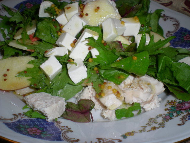 Фото к рецепту: Салат с фетаксой, курицей и сладкой заправкой