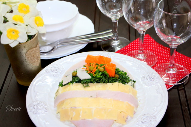 Фото к рецепту: Салат с карбонадом, грибами и овощами подарок для мамы 