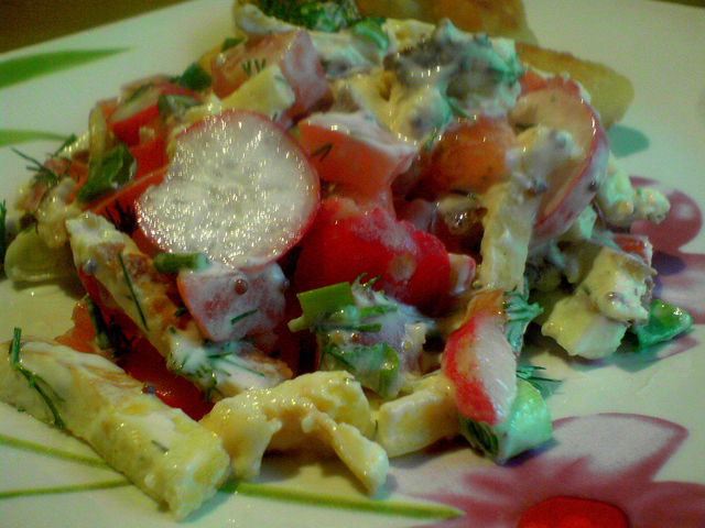 Фото к рецепту: Салат из редиса и сырного омлета.
