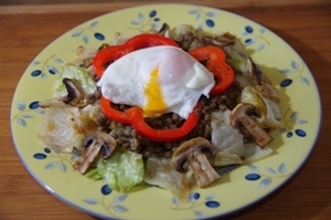 Фото к рецепту: Теплый салат с чечевицей и яйцом-пашот