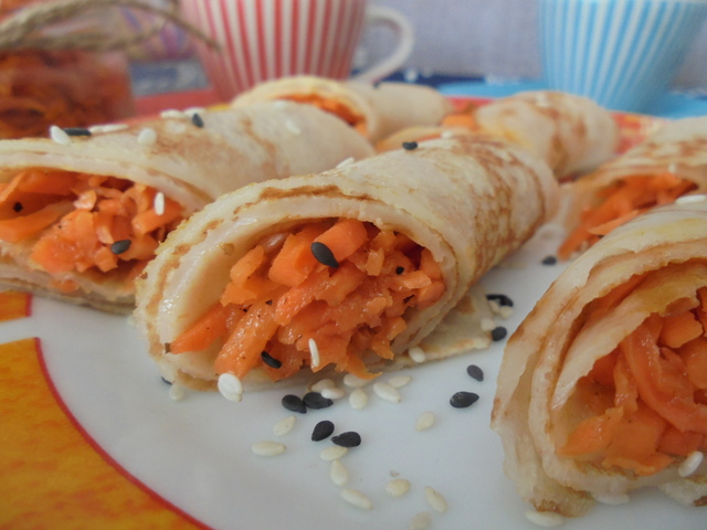 Фото к рецепту: Блинные рулетики с морковью по-корейскм