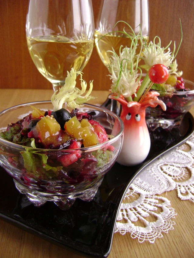 Фото к рецепту: Салат из свеклы и манго «фьюжн любимому на ужин»