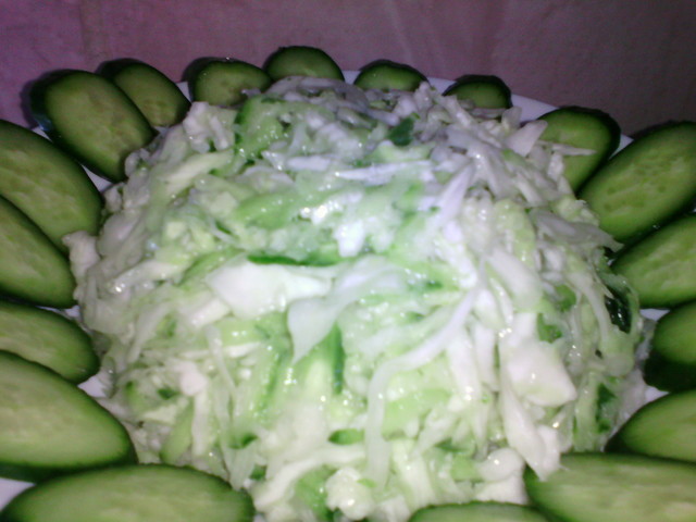 Фото к рецепту: Салат из капусты нежный,сочный и очень вкусный