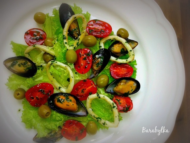 Фото к рецепту: Салат с мидиями и зелёными оливками