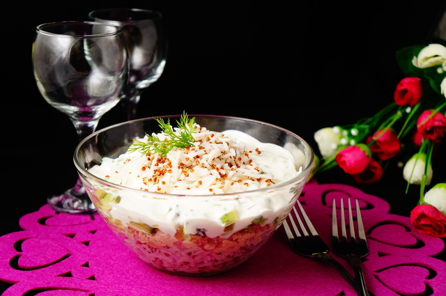 Фото к рецепту: Салат с рисом, киноа и печенью трески