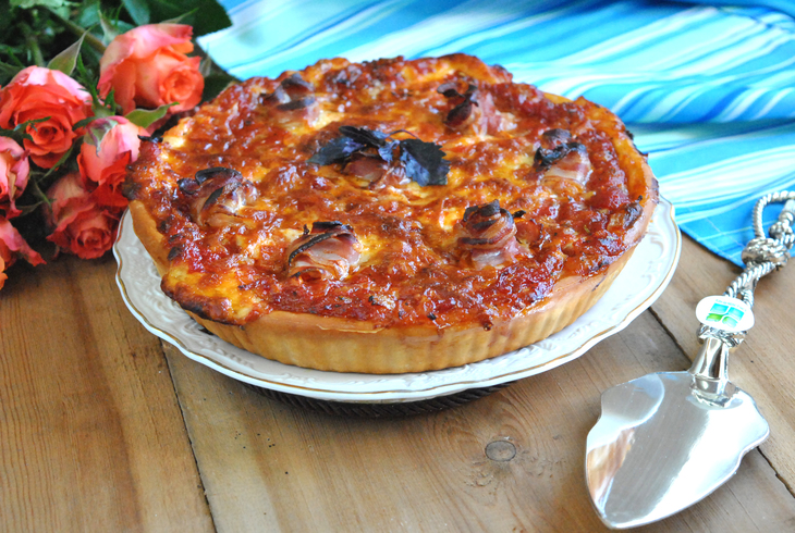 Мясной пирог с грудинкой, моцареллой и томатным соусом «праздник вкуса». тест-драйв с "окраиной"