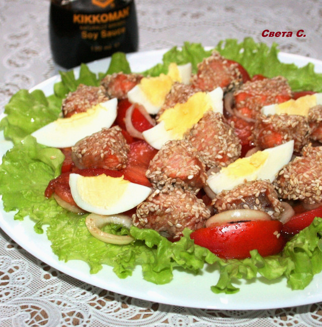 Фото к рецепту: Салат с запеченным лососем в кунжутной панировке