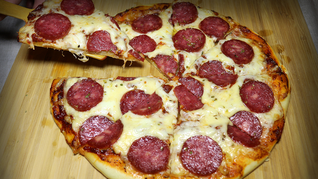 Фото к рецепту: Пицца пепперони в домашних условиях