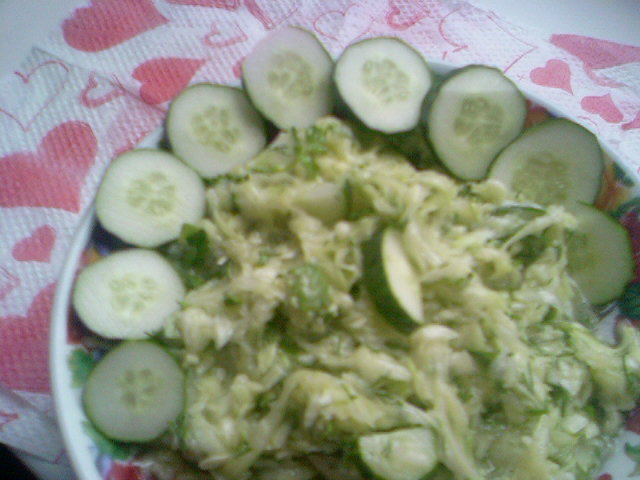 Фото к рецепту: Просто салат из кабачков--для сыроежек-едоков